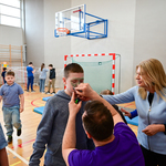 52 - Pani Dyrektor maluje twarz uczniowi.jpg