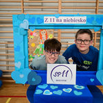 53 - Uczniowie w fotobudce.jpg