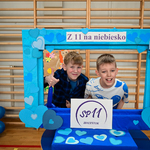 55 - Uczniowie w fotobudce.jpg