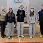 2. Zwyciężczynie turnieju - dziewczęta kl. 7-8 z Panią wicedyrektor i nauczycielem wf-u.jpg