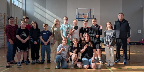 1. Zwycięzcy i uczestnicy turnieju z klas 4-6.jpg