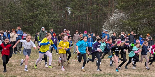 2. Start biegu dziewcząt na 600 m.jpg