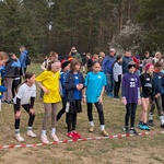 1. dziewczęta z klas 4 w oczekiwaniu na start biegu na 600 m.jpg