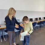 Uczeń odbiera nagrodę.jpg