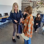 Dyrekcja wręcza upominek nagrodzonej uczennicy.jpg