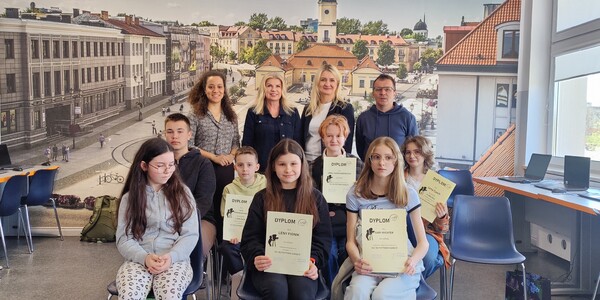Dyrekcja_ organizatorzy oraz uczestnicy pozują do zdjęcia — kopia.jpg