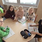 Dzieci podczas odrabiania pracy domowej..jpg
