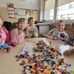 Dzieci podczas budowania z klocków lego..jpg