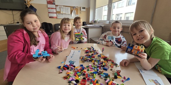 Dzieci podczas budowania z klocków lego..jpg