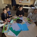 Dzieci wykonują prace na konkurs plastyczny.jpg