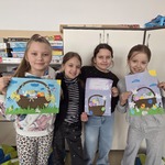 Dzieci pokazują prace wykonane na konkurs plastyczny..jpg