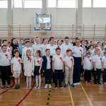 Zdjęcie nr 5. Społeczność szkolna odśpiewuje hymn państwowy_.jpg