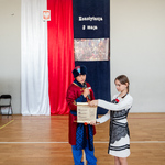 Zdjęcie nr 15. Aktor odczytuje orędzie z rozwiniętego pergaminu.jpg