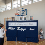 Zdjęcie nr 18. Uczeń wygłasza zwoją kwestę na tle dekoracji.jpg
