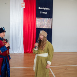 Zdjęcie nr 19. Uczniowie w historycznych strojach wygłaszają swoje kwestie.jpg