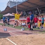 18. Dziewczynka skacząca w dal.jpg