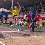 15. Dziewczynka skacząca w dal.jpg