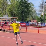 8. Dziewczynka wykonuje rzut piłeczką.jpg