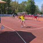 9. Dziewczynka rzucająca piłeczką.jpg