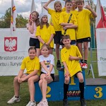 1. Drużyna dziewczynek i chłopców z klas 4 na podium.jpg