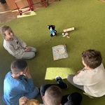 Dzieci wykonują eksperyment _Co pływa_ a co tonie_.jpeg