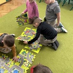 Dzieci układają miejskie puzzle.jpeg