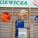 Zdjęcie nr 4. P. Dyrektor Bożena Jolanta Chodyniecka wita gości na XIV Wiosennej Spartakiadzie Osiedla Sienkiewicza.jpg