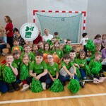 Zdjęcie nr 15. Kibice ubrani na zielono dopingują drużynę PS nr 26_.jpg