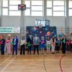 Zdjęcie nr 30. Pani Dyrektor wraz z gośćmi trzymają w dłoniach kolorowe samoloty.jpg