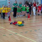Zdjęcie nr 38. Konkurencja I _Trening kosmonautów_ - chłopiec pokonuje tor na kołowej platformie_.jpg