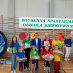 Zdjęcie nr 54. P. Joanna Firlit pozuje do zdjęcia z uczestnikami Spartakiady_.jpg
