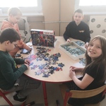 Dzieci układają puzzle..jpg
