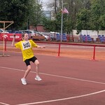 5. Dziewczynka wykonująca rzut piłeczka palantową.jpg