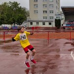 11. Chłopiec rzucający piłeczką palantową.jpg