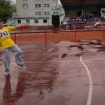 13. Chłopiec rzucający piłeczką palantową.jpg