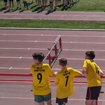 2_ Chłopcy oglądający z trybun biegi swoich kolegów.jpg
