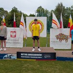 1. Zwycięzca konkursu pchnięcia kulą na podium.jpg