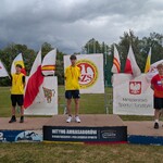 1a_ Zwycięzca biegu na 1000 m na podium.jpg