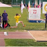 6. Skok w dal - chłopie c w fazie lotu.jpg