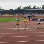 13a. Dziewczęta prowadzące w biegu na 600 m.jpg