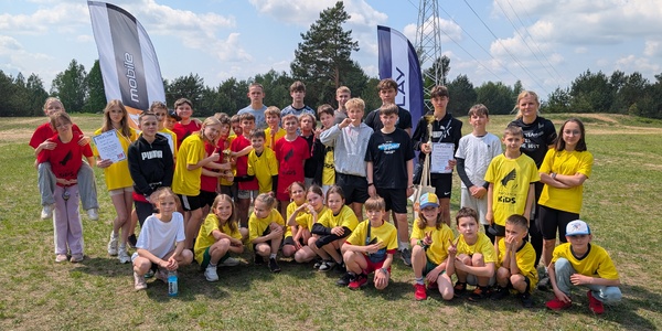 1. Reprezentacja szkoły SP 11 w biegach przełajowych - zdjęcie grupowe.jpg