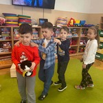 Dzieci tańczą z Bofkiem w rytm piosenki.JPG