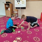 Chłopcy układają puzzle.JPG