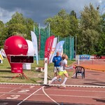 22. Chłopiec kończący bieg na 600 m na lini mety.jpg