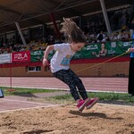 19. dziewczynka skacząca w dal.jpg