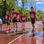 21. Chłopcy przygotowani do startu w biegu na 600 m.jpg