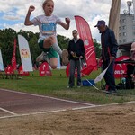 8. Chłopiec skaczęcy w dal.jpg