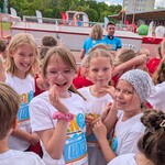 4 Dziewczęta i chłopcy z naszej szkoły podczas uroczystość otwarcia zwodów.jpg