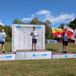 3b Najlepsi zawodnicy dwuboju 60m  skok wzwyż na podium.jpg