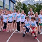 1. Reprezentacja SP 11 na stadionie w czasie otwarcia zawodów LNO.jpg